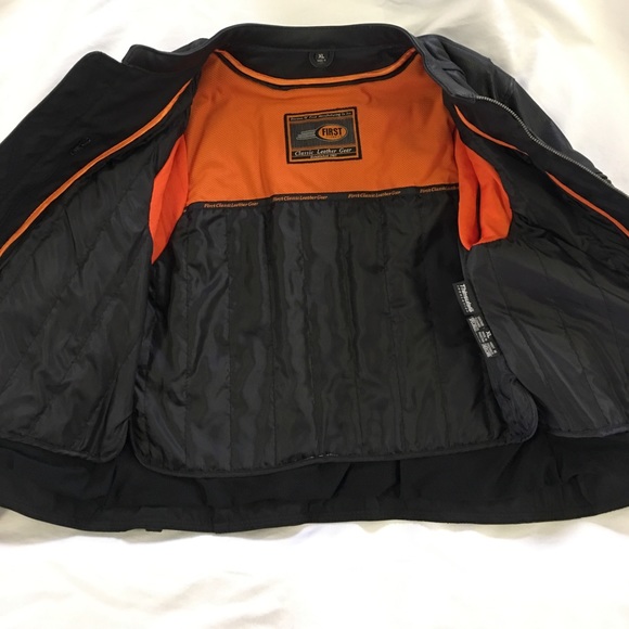 **🎈🎈SALE** Women’s leather jacket.  🎈🎈 - Picture 4 of 8